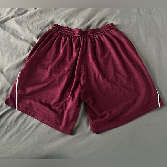 Women’s Medium Under Armour Shorts. EUC - Picture 4 of 8